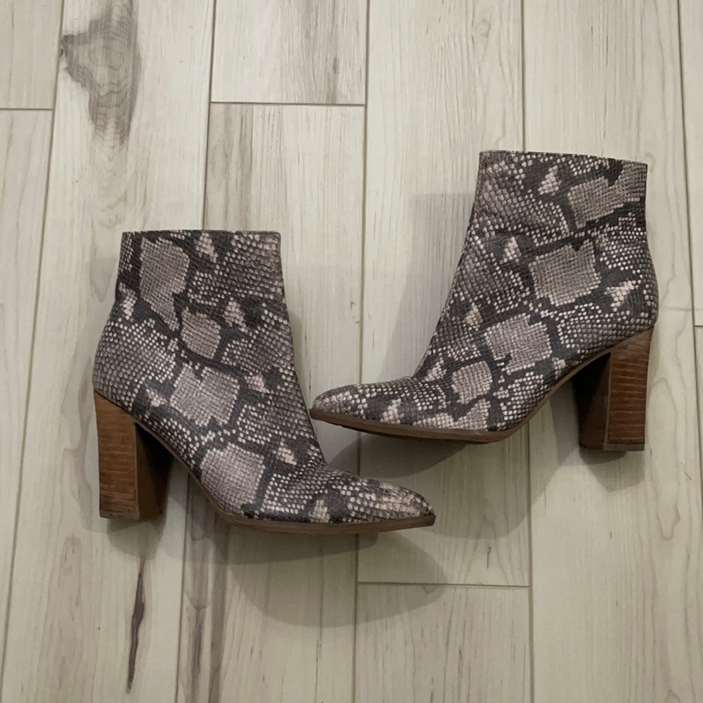 Carlos Santana Snake skin print ankle booties for fall or winter size 8.5
